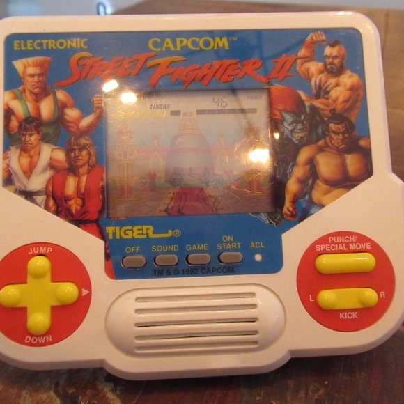 Vintage Street Fighter II 1992 Capcom LCD Electronic Handheld Game - Picture 4 of 7